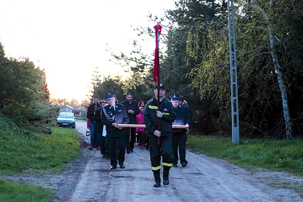 ▲	Idąc, wierni odśpiewali Koronkę do Miłosierdzia Bożego. 