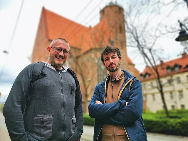 Łukasz Łaskawiec (z lewej) i Maciej Pichlak przed budynkiem DA.