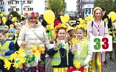 Kolejne odsłony jubileuszu już wkrótce. 14 czerwca odbędzie się publiczna zbiórka, a 21 września – jubileuszowa gala w teatrze. Na zdjęciu: w korowodzie wzięły udział m.in. przedszkolaki. 