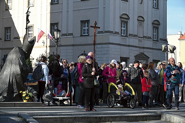 Formowanie kolumny na kilka minut przed startem.