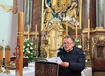 Ks. Aleksander Radecki głosi konferencję.