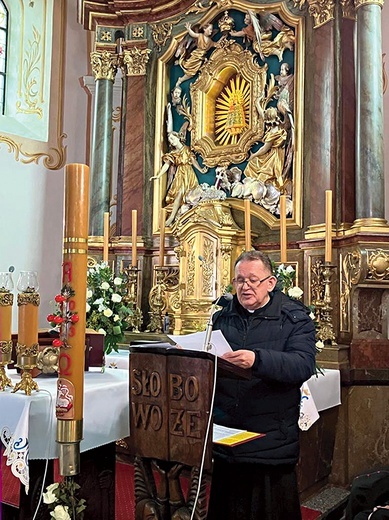 Ks. Aleksander Radecki głosi konferencję.