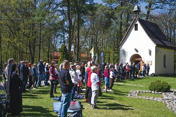 Trzydniowa pielgrzymka zakończyła się Eucharystią przy sanktuarium Matki Bożej Trzykroć Przedziwnej.