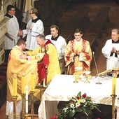 Eucharystię w intencji pokoju koncelebrował wraz z biskupem  m.in. kanclerz greckokatolickiej archidiecezji przemysko- -warszawskiej  ks. Mikołaj Kostecki.
