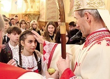 Młodzież z Kamienicy, Szczawy, Łącka i Jazowska w swoich strojach regionalnych.