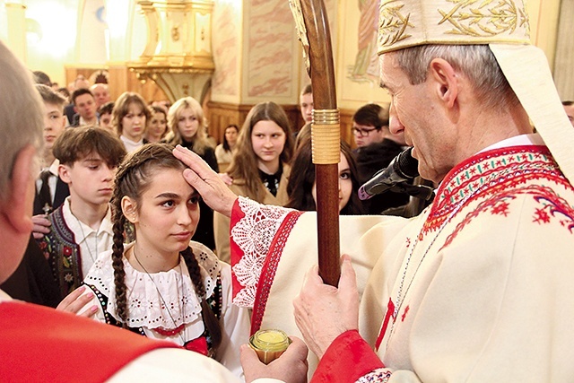 Młodzież z Kamienicy, Szczawy, Łącka i Jazowska w swoich strojach regionalnych.