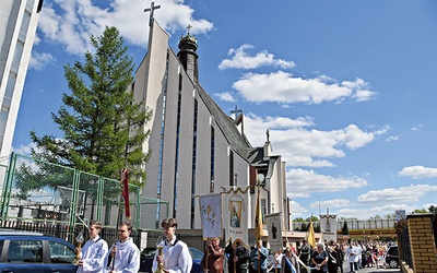 Po Mszy św. odpustowej odbyła się procesja eucharystyczna  do kaplicy objawień.