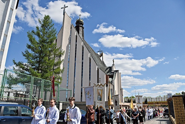 Po Mszy św. odpustowej odbyła się procesja eucharystyczna  do kaplicy objawień.