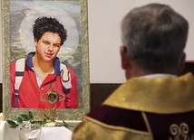 Kosmyk włosów błogosławionego nastolatka wniósł w relikwiarzu ks. Marek Dutkowski, dziekan dekanatu Wrocław-Północ II.