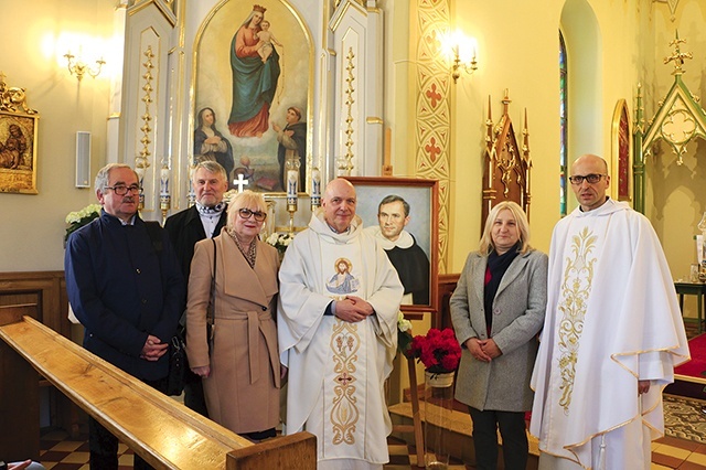 ▲	W liturgii uczestniczyli m.in. członkowie fundacji z Mławy, burmistrz Chorzel i dyrektor szkoły podstawowej. 