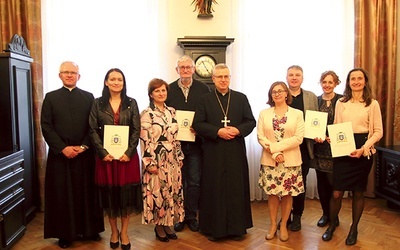 Powołanie opiekunów  to jeden z etapów rozwoju DDR.