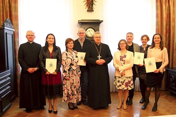 Powołanie opiekunów  to jeden z etapów rozwoju DDR.