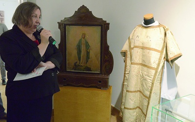 ▲	O ornacie, w którym kapłan sprawował Msze św., opowiada Agnieszka Zarychta-Wójcicka.