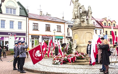 ▲	Manifestacja pod pomnikiem Bartosza Głowackiego w Tarnobrzegu.