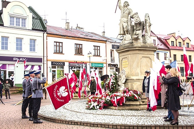 ▲	Manifestacja pod pomnikiem Bartosza Głowackiego w Tarnobrzegu.