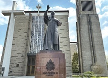 ▲	Przez bazyliką konkatedralną stoi pomnik św. Jana Pawła II.