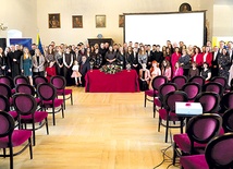 ▲	Pamiątkowe zdjęcie uczestników spotkania w Sali Rycerskiej Muzeum Zamkowego w Sandomierzu.