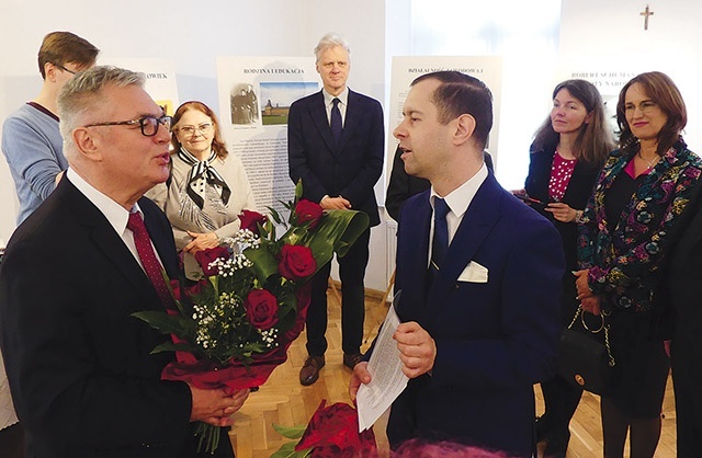 Tadeusz Kopeć (z lewej) podczas otwarcia ekspozycji w Muzeum św. Jana Sarkandra w Skoczowie.