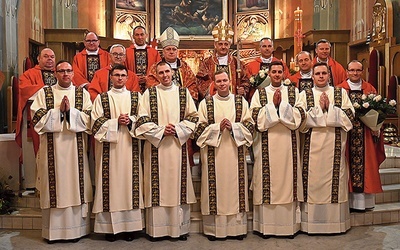 Diakoni, ich proboszczowie i przełożeni z biskupami diecezji.
