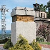 Na Kaplicówce miejsce polowego ołtarza  z 1995 r. upamiętnia  obelisk.