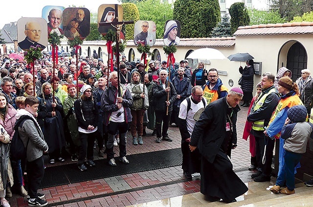 Pielgrzymi z bp. Romanem Pindlem wchodzą do kaplicy z relikwiami św. Faustyny.