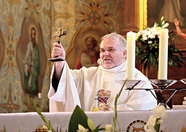 Franciszkanin udziela błogosławieństwa relikwiami  św. Maksymiliana Marii Kolbego. 