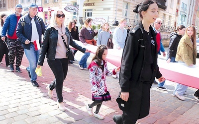 Nieważne wiek, płeć, mundur czy jego bark – każdy może wyrazić przywiązanie do barw narodowych.