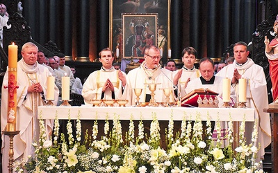 Wraz z arcybiskupem Mszę św. koncelebrowali bp Wiesław Szlachetka, bp Piotr Przyborek  oraz kapłani diecezjalni i zakonni.