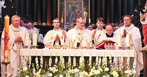 Wraz z arcybiskupem Mszę św. koncelebrowali bp Wiesław Szlachetka, bp Piotr Przyborek  oraz kapłani diecezjalni i zakonni.
