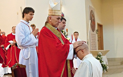 Nałożenie rąk  przez biskupa  – gest pochodzący  od apostołów.