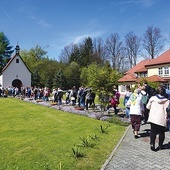 Kapliczka z obrazem Matki Bożej Trzykroć Przedziwnej znajduje się w ogrodzie przy ul. Andersa. 