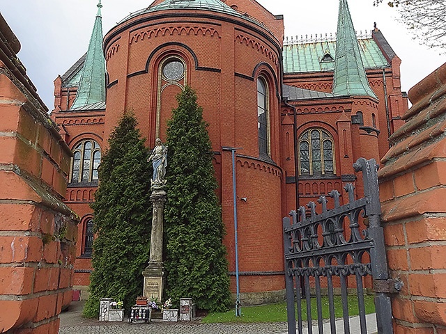 Miejsce przy apsydzie prezbiterium kościoła Najświętszego Serca Pana Jezusa to już trzecia lokalizacja szombierskiej Immaculaty. 