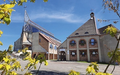 Świątynia stoi przy granicy Bytomia i Radzionkowa.