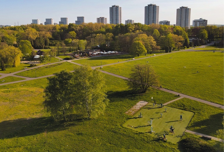 Park Śląski zajmuje powierzchnię 535 ha i jest jednym z największych parków w Europie.