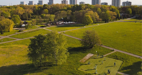 Park Śląski zajmuje powierzchnię 535 ha i jest jednym z największych parków w Europie.