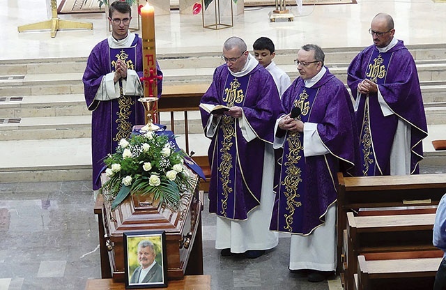 Duszpasterze przy trumnie misjonarza w Andrychowie.