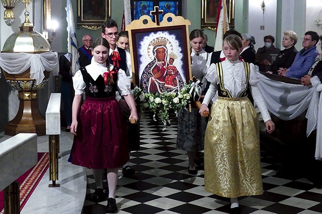 	Młodzi nieśli nowo poświęcony feretron z kopią obrazu Maryi.