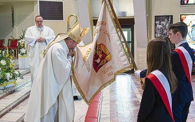 	Biskup uczcił chorągiew słupskiego „katolika”.