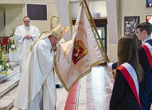 	Biskup uczcił chorągiew słupskiego „katolika”.