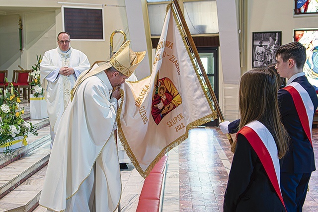 	Biskup uczcił chorągiew słupskiego „katolika”.