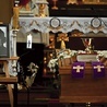 	Na trumnie z ciałem kapłana tradycyjnie umieszcza się mszał,  stułę oraz kielich z pateną.