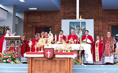 Purpurat z Niemiec przewodniczył Eucharystii.