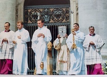 Podczas Mszy na placu św. Piotra w Watykanie, sprawowanej 18 maja 2003 roku, Jan Paweł II włączył do grona świętych m.in. bł. Urszulę Ledóchowską i bł. Józefa Sebastiana Pelczara