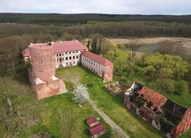 Zamek joannitów, rycerskiego zakonu, jest cieniem dawnej świetności. Może doczeka się lepszych czasów, choć jako ruina też wart jest zobaczenia