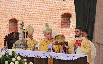 Błogosławieństwo relikwiami biskupa i męczennika.