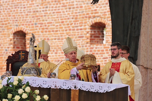 Błogosławieństwo relikwiami biskupa i męczennika.