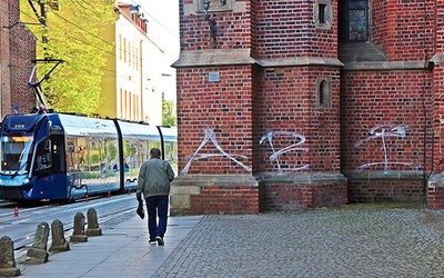 Zniszczone ściany świątyni w centrum Wrocławia.