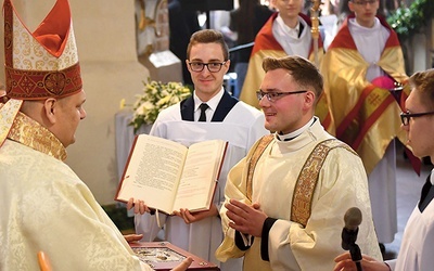 ▲	Diakoni w jedności z biskupem i jego prezbiterami posługują podczas liturgii, głoszą słowo Boże i podejmują dzieła miłości.