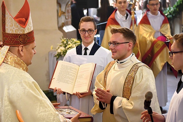 ▲	Diakoni w jedności z biskupem i jego prezbiterami posługują podczas liturgii, głoszą słowo Boże i podejmują dzieła miłości.