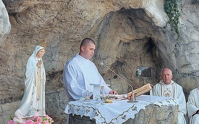 W Rawie Mazowieckiej Eucharystia i Różaniec odbyły się w Ogrodzie Dialogu.